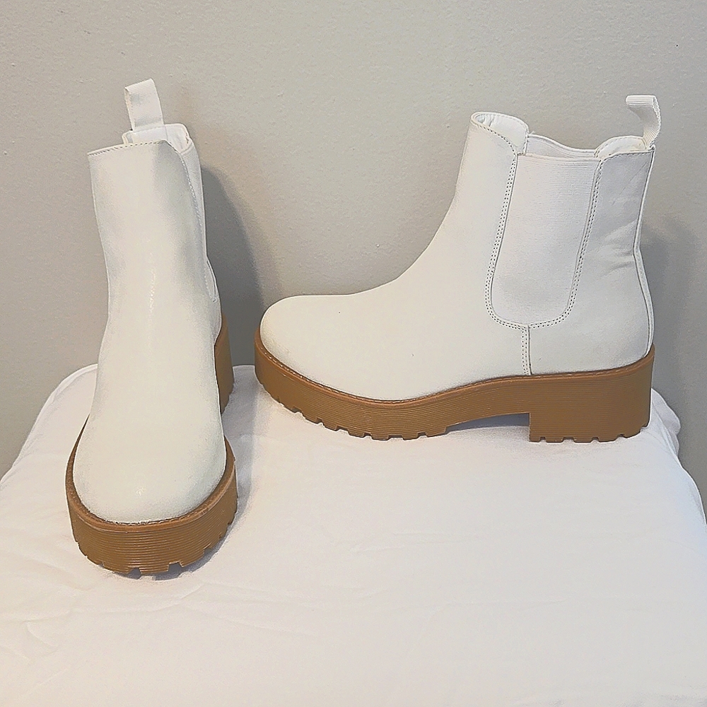 Dirty Laundry White short boots, Size 9.